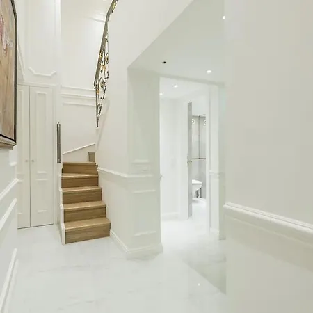 Апартаменты Bpr The Golden Astoria With Balcony And A/c