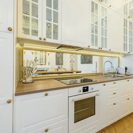 Bpr The Golden Astoria With Balcony And A/c Apartment