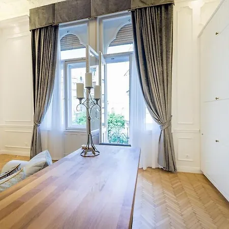Bpr The Golden Astoria With Balcony And A/c Apartment *