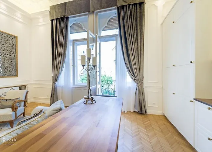 Bpr The Golden Astoria With Balcony And A/c Apartmán *